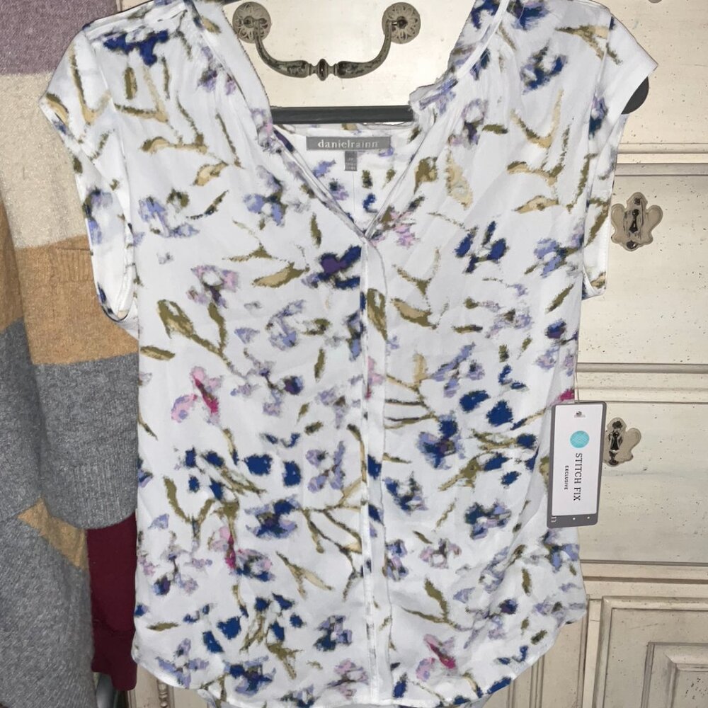 Stitch Fix Daniel Rainn White Floral Top XS NWT